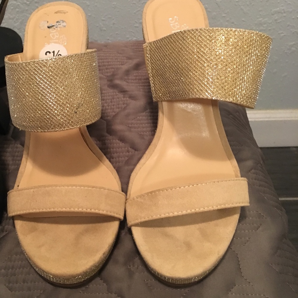 Women’s Sbicca 8.5 gold wedges